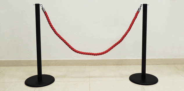 usmerjevalni stebrički za vrv v črni barvi z rdečo vrvjo